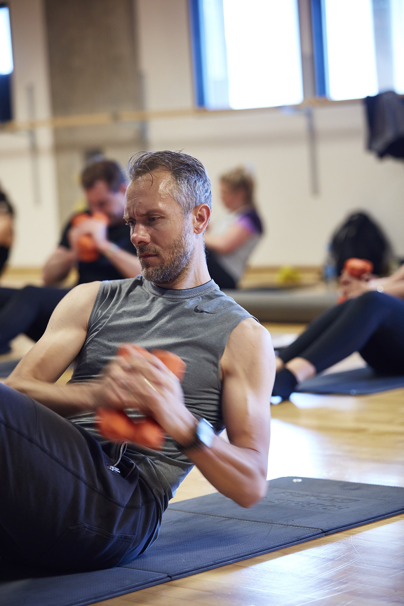 Fitness Inde Mand Med Haandvaegte